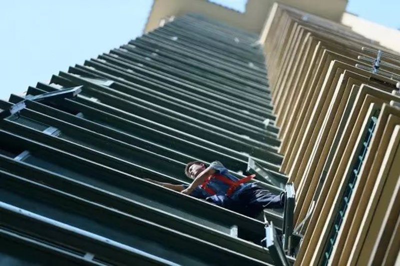 长沙中央空调安装师傅正在安装中央空调图