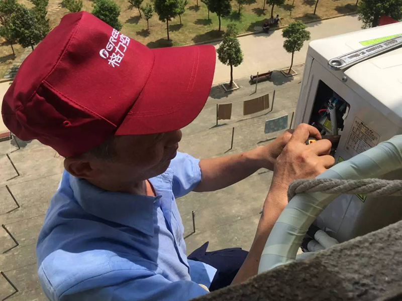 中央空调师傅维修图