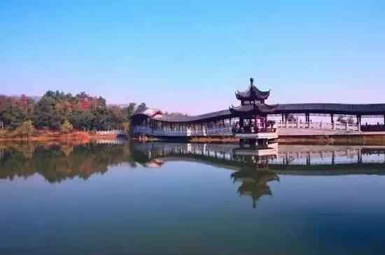 岳麓山穿石湖图